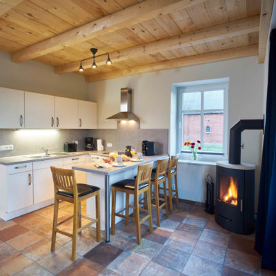 Gemütliche Wohnküche mit Bar und Kamin in der Ferienwohnung 