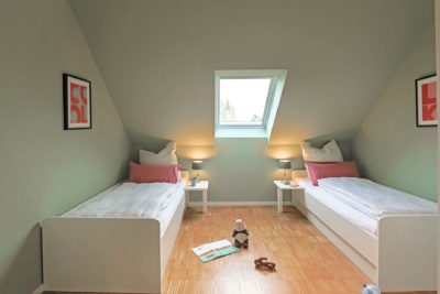 Schlafzimmer mit Einzelbetten Ferienwohnung Lütte Stuuv