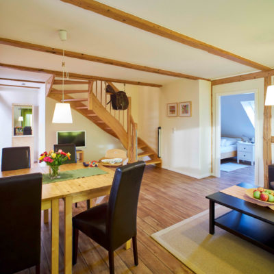 Wohnzimmer mit Treppe in den ersten Stock Ferienwohnung