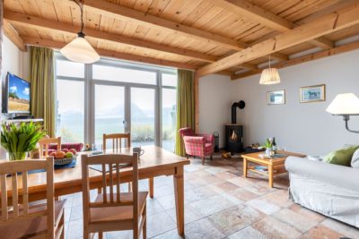 Ferienwohnung Sundschlag Esstisch mit Blick auf Terrasse und Kamin