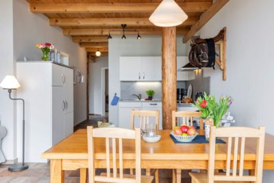 Ferienwohnung Sundschlag Esstisch mit Küche