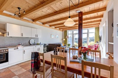 Ferienwohnung Weedenkamp Esstisch Küchenzeile Blick auf Terrasse