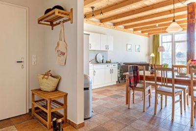 Ferienwohnung Weedenkamp Esstisch Küchenzeile Blick auf Terrasse