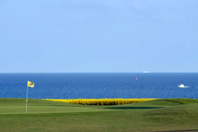 Golfen auf Fehmarn Golfplatz an der Ostsee Boot auf dem Meer