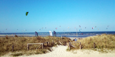 Kitesurfen Paradies Ostsee Fehmarn viele Kite Segel am Himmel